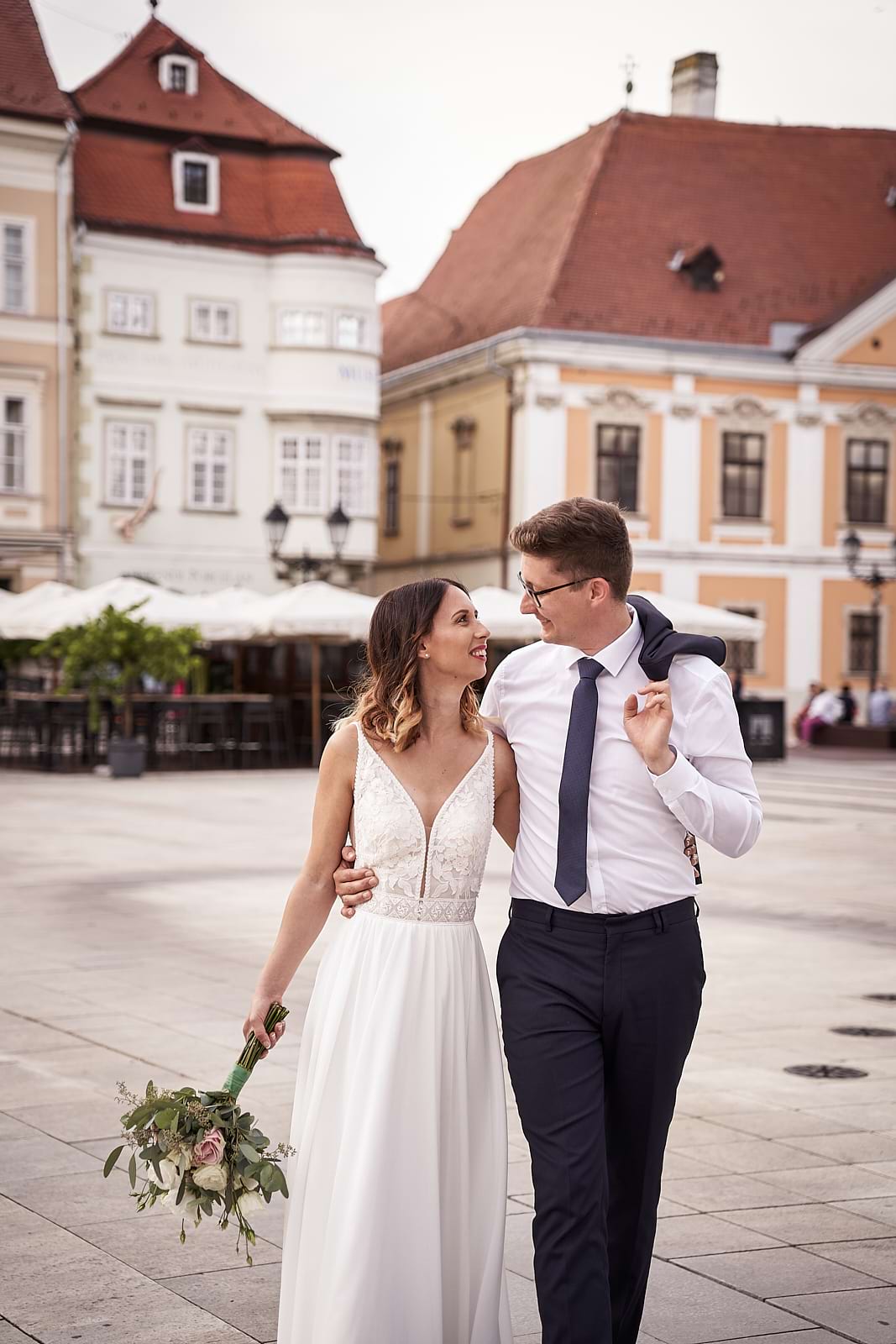 Orsi kezében menyasszonyi csokor séta közben